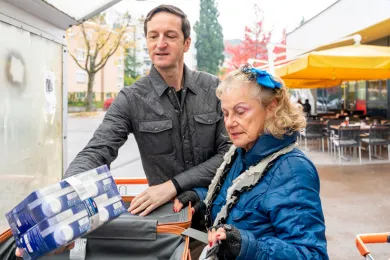 Renzo hilft Ruth mit den schweren Einkäufen.