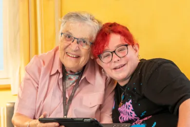 Eine Freiwillige des JRK zeigt einer Bewohnerin im Alterszentrum, wie man ein iPad bedient. 