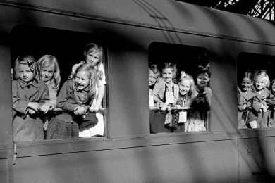 Zugkinder, die zur Erholung in die Schweiz reisten, schauen aus dem Zugfenster