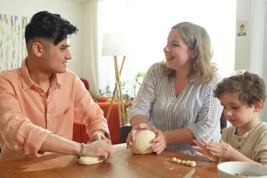 Freiwillige von «mitten unter uns» begleiten fremdsprachige junge Menschen bei der Integration.