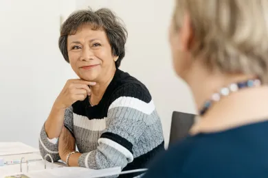 Tutorin unterstützt Teilnehmende des Lehrgangs Pflegehelfer SRK