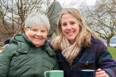 Freiwillige bei Pontesano verbringt regelmässig Zeit mit älterer Frau.