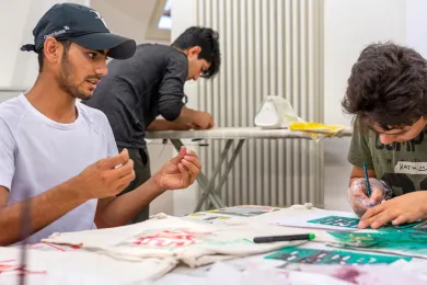 Junge Freiwillige bei einer Aktivität mit Jugendlichen