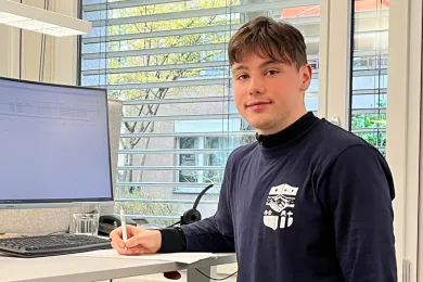 Alexis Kubli, Zivildienstleistender beim Rotkreuz-Fahrdienst, am Arbeitsplatz