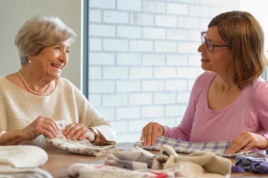 Eine Freiwillige und ihre Duo-Partnerin bei der Hauarbeit
