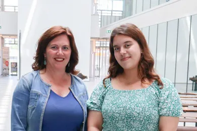 Young Carer Sarah Ferjani und Prof. Dr. Agnes Leu stehen nebeneinander