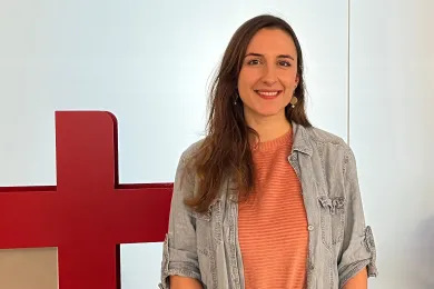 Eine junge Frau, die als Freiwillige beim Zürcher Roten Kreuz tätig ist.