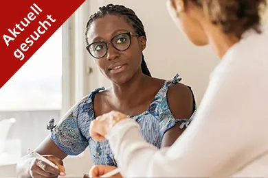 Zwei Frauen besprechen etwas im Rahmen des Mentorings. 