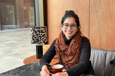 Eine Pontesano-Freiwillige an einem Interview im Café