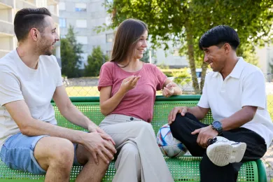 Ein Tandem von «Meet'n'Speak» spielt gemeinsam bei der Freiwilligen des SRK Kanton Zürich zu Hause Uno. 