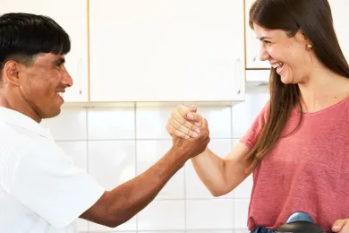 Teamwork in der Küche: Ein Tandem des Integrationsprogramms «Meet'n'Speak» 
