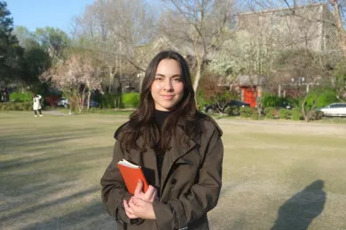 Ein Porträtfoto von Natasha.