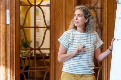 Eine Frau steht vor dem Flipchart