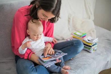 Nanny mit Baby auf dem Schoss