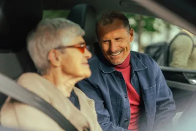 Ein freiwilliger Fahrer und ein Fahrgast im Auto.