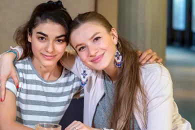 Zwei Freiwillige des Zürcher Jugendrotkreuzes lächeln in die Kamera