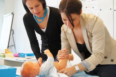 Kursteilnehmer bei einer Übung im Babysitting Kurs SRK