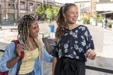 Zwei Teilnehmende vom Tandemprogramm «come together» sind in Winterthur unterwegs