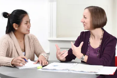 Die Sozialberaterin bespricht Notsituation mit Hilfesuchender