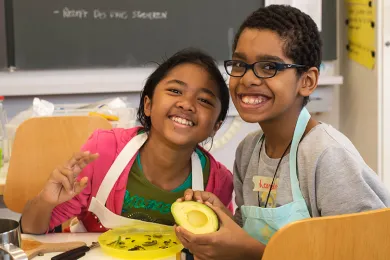 Zwei Kinder beim Backen 