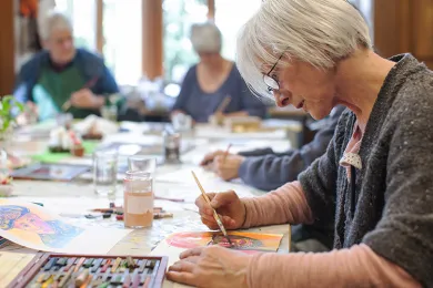 Klientin der Villa Vita übt ihre Kreativität beim Malen aus