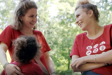 JRK-Freiwillige unterhalten sich im Wald