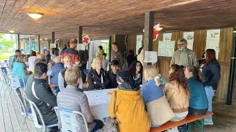SRK-Fest, Austausch an drei Tischen auf der Terrasse