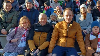 Eine Gruppe von Kindern und Erwachsenen sitzen auf der Tribüne im Stadion des FC Winterthur