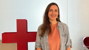 Eine junge Frau, die als Freiwillige beim Zürcher Roten Kreuz tätig ist.