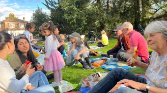 Teilnehmende von «come together» auf einer Wiese beim gemeinsamen Picknick