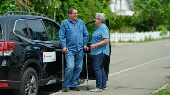 Fahrerin und Fahrgast vom Rotkreuz-Fahrdienst