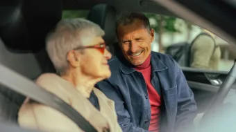 Ein freiwilliger Fahrer und ein Fahrgast im Auto.