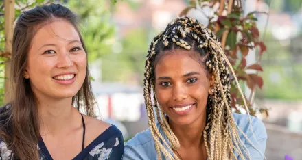 Zwei junge Frauen in Winterthur