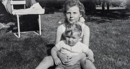 Zeitzeugin Adriana Bastian mit ihrem Gastbruder