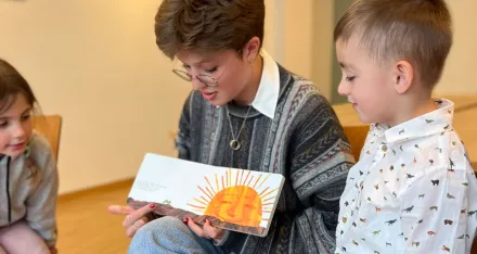 Eine Sprachtreff-Freiwillige liest den Kindern vor