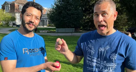 Ein Tandem von «come together» gemeinsam am Community Event beim Eiertütschen