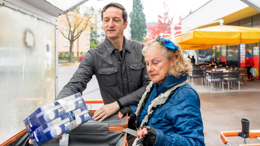 Renzo hilft Ruth mit den schweren Einkäufen.