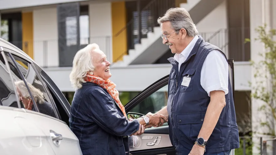 Neu können Freiwillige Fahrerinnen und Fahrer mit einer App ihre Fahrten auswählen.