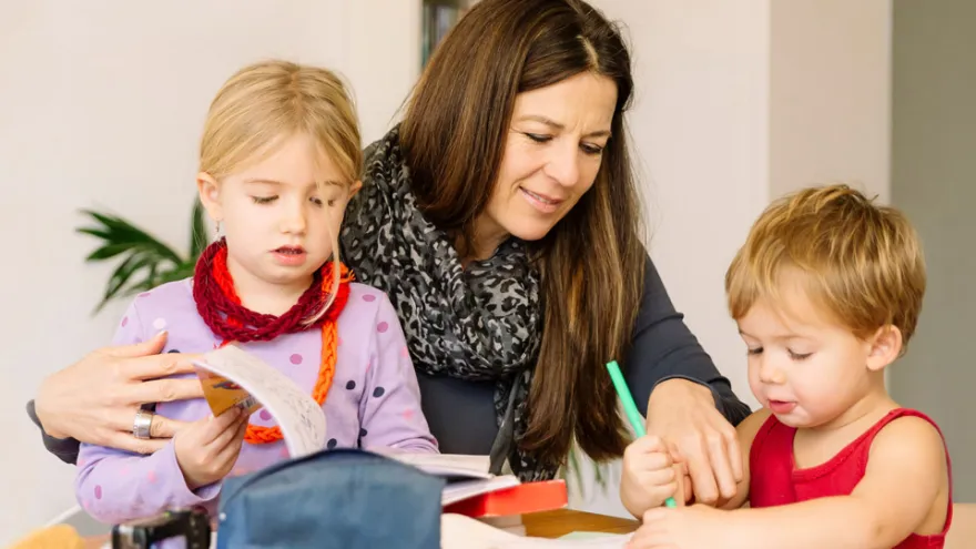 Eine Nanny betreut Kinder in der Familie.