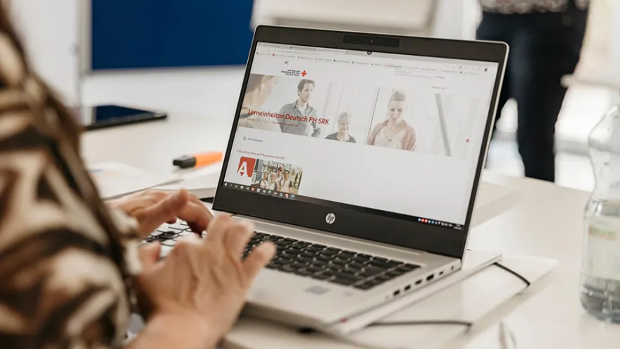Eine Kursbesucherin mit Laptop