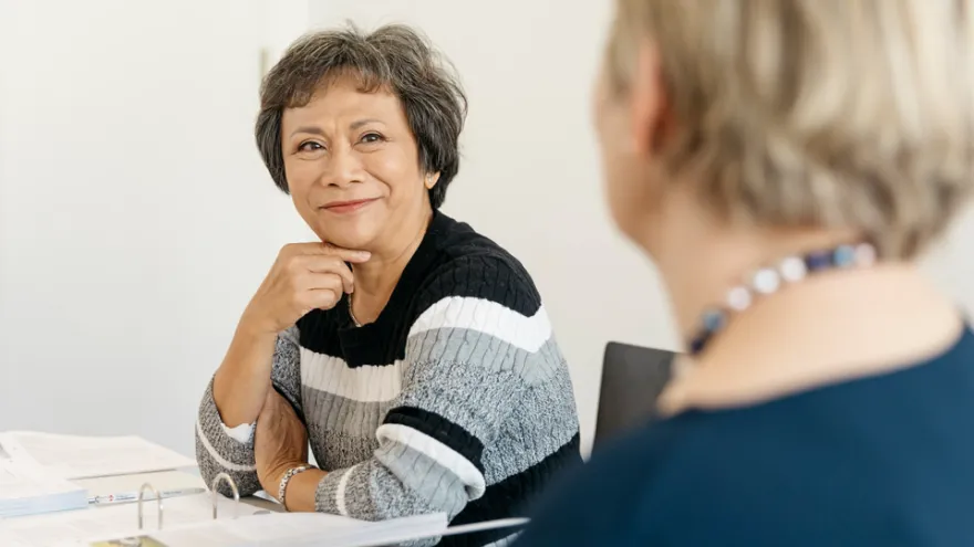 Tutorin unterstützt Teilnehmende des Lehrgangs Pflegehelfer SRK