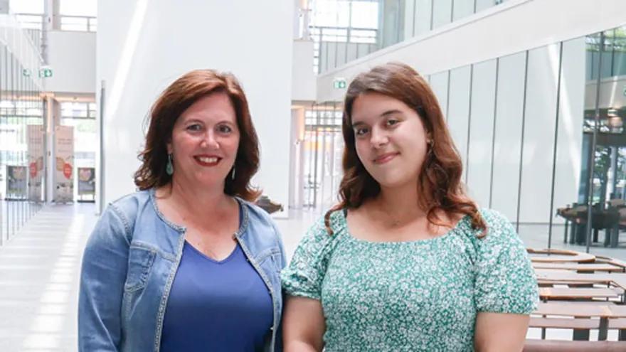Young Carer Sarah Ferjani und Prof. Dr. Agnes Leu stehen nebeneinander