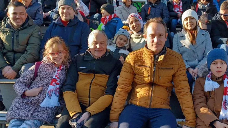 Eine Gruppe von Kindern und Erwachsenen sitzen auf der Tribüne im Stadion des FC Winterthur