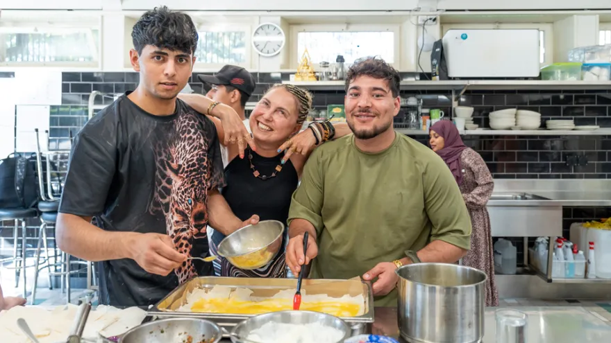 Fröhliche Menschen beim Kochen und Backen