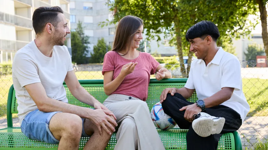 Ein Tandem von «Meet'n'Speak» spielt gemeinsam bei der Freiwilligen des SRK Kanton Zürich zu Hause Uno. 