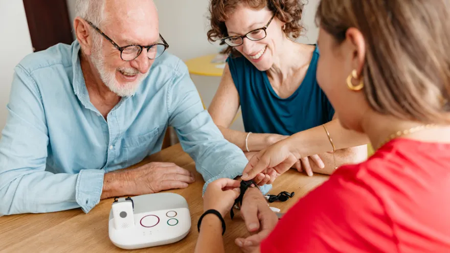 Eine Rotkreuz-Beraterin erklärt den Notruf