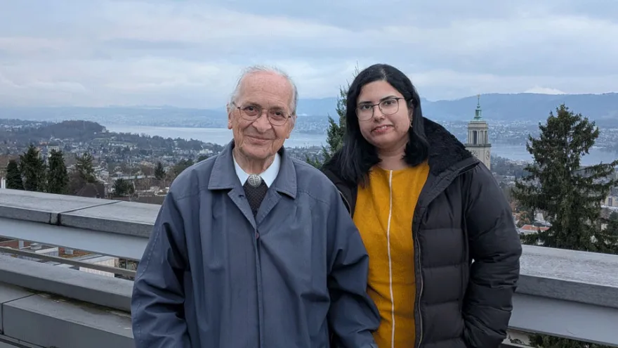 Eine Freiwillige und Teilnehmerin von Meet'n'Speak stehen auf einer Dachterrasse mit Blick auf Zürich