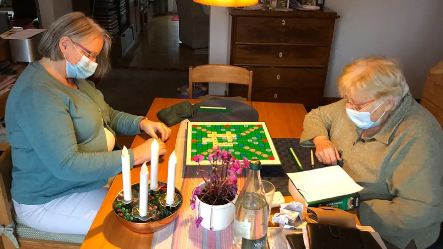 Ein Rotkreuz-Duo-Tandem spielt gemeinsam ein Spiel