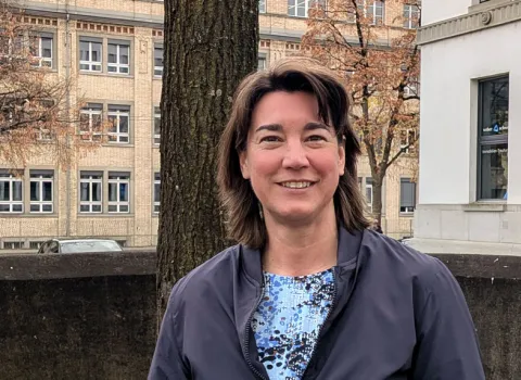 Porträtfoto von Iris, eine Freiwillige von come together. Sie steht draussen in Winterthur. 