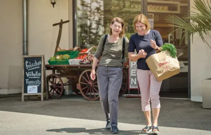 Rotkreuz-Duo beim Einkaufen
